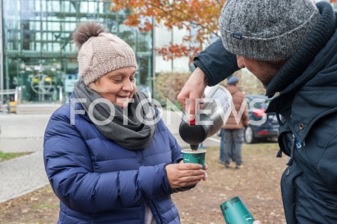  26.10.2018 WARSZAWA<br />DZIEWIATY DZIEN STRAJKU PRACOWNIKOW PLL LOT<br />N/Z MONIKA ZELAZIK PRZEWODNICZACA ZWIAZKU ZAWODOWEGO PERSONELU POKLADOWEGO I LOTNICZEGO<br /> 