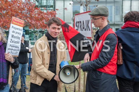  26.10.2018 WARSZAWA<br />DZIEWIATY DZIEN STRAJKU PRACOWNIKOW PLL LOT<br />N/Z UCZESTNICY WYDARZENIA STUDENCI UNIWERSYTETU WARSZAWSKIEGO<br /> 