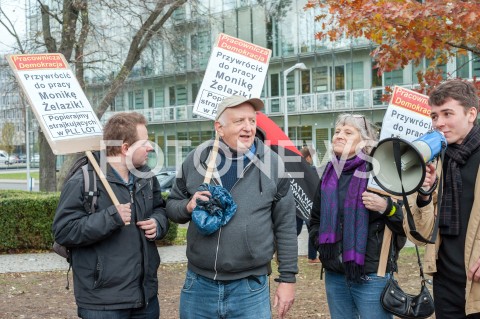  26.10.2018 WARSZAWA<br />DZIEWIATY DZIEN STRAJKU PRACOWNIKOW PLL LOT<br />N/Z UCZESTNICY WYDARZENIA Z TRANSPARENTAMI<br /> 
