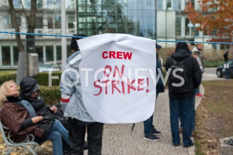  26.10.2018 WARSZAWA<br />DZIEWIATY DZIEN STRAJKU PRACOWNIKOW PLL LOT<br />N/Z TABLICA INFORMACYJNA NAPIS CREW ON STRIKE<br /> 