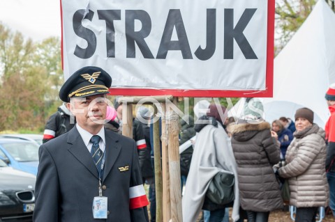  26.10.2018 WARSZAWA<br />DZIEWIATY DZIEN STRAJKU PRACOWNIKOW PLL LOT<br />N/Z IRENEUSZ DEBSKI KAPITAN PILOT<br /> 