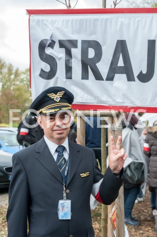  26.10.2018 WARSZAWA<br />DZIEWIATY DZIEN STRAJKU PRACOWNIKOW PLL LOT<br />N/Z IRENEUSZ DEBSKI KAPITAN PILOT<br /> 