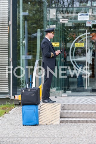  26.10.2018 WARSZAWA<br />DZIEWIATY DZIEN STRAJKU PRACOWNIKOW PLL LOT<br />N/Z KAPITAN PILOT PRZED SIEDZIBA PLL LOT ZDJECIE ILUSTRACYJNE ILUSTRANT<br /> 