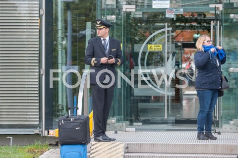  26.10.2018 WARSZAWA<br />DZIEWIATY DZIEN STRAJKU PRACOWNIKOW PLL LOT<br />N/Z KAPITAN PILOT PRZED SIEDZIBA PLL LOT ZDJECIE ILUSTRACYJNE ILUSTRANT<br /> 