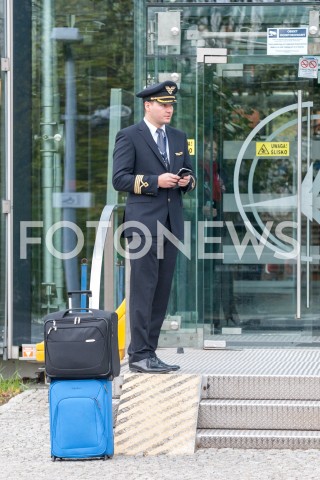  26.10.2018 WARSZAWA<br />DZIEWIATY DZIEN STRAJKU PRACOWNIKOW PLL LOT<br />N/Z KAPITAN PILOT PRZED SIEDZIBA PLL LOT ZDJECIE ILUSTRACYJNE ILUSTRANT<br /> 
