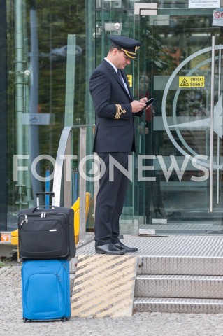  26.10.2018 WARSZAWA<br />DZIEWIATY DZIEN STRAJKU PRACOWNIKOW PLL LOT<br />N/Z KAPITAN PILOT PRZED SIEDZIBA PLL LOT ZDJECIE ILUSTRACYJNE ILUSTRANT<br /> 