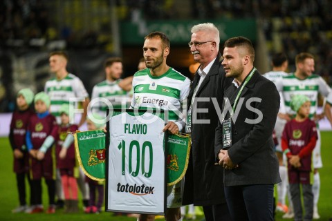  27.10.2018 GDANSK<br />
PILKA NOZNA - EKSTRAKLASA SEZON 2018/2019<br />
MECZ LECHIA GDANSK - ARKA GDYNIA<br />
N/Z FLAVIO PAIXAO PORTRET 100 MECZ KOSZULKA<br />
 