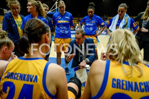  28.10.2018 GDYNIA<br />
KOSZYKOWKA - ENERGA BASKET LIGA KOBIET SEZON 2018/2019<br />
MECZ ARKA GDYNIA - KS SLEZA WROCLAW<br />
N/Z GUNDARS VETRA PODCZAS PRZERWY Z ZAWODNICZKAMI ARKI GDYNIA<br />
 