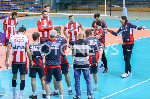  30.10.2018 RZESZOW <br />
SIATKOWKA <br />
PIERWSZY TRENING NOWEGO TRENERA ASSECO RESOVII RZESZOW GHEORGHE CRETU <br />
N/Z GHEORGHE CRETU - I TRENER ( HEAD COACH ) <br />
 