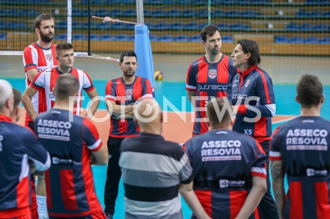  30.10.2018 RZESZOW <br />
SIATKOWKA <br />
PIERWSZY TRENING NOWEGO TRENERA ASSECO RESOVII RZESZOW GHEORGHE CRETU <br />
N/Z GHEORGHE CRETU - I TRENER ( HEAD COACH ) <br />
 