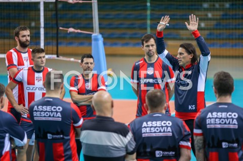  30.10.2018 RZESZOW <br />
SIATKOWKA <br />
PIERWSZY TRENING NOWEGO TRENERA ASSECO RESOVII RZESZOW GHEORGHE CRETU <br />
N/Z GHEORGHE CRETU - I TRENER ( HEAD COACH ) <br />
 