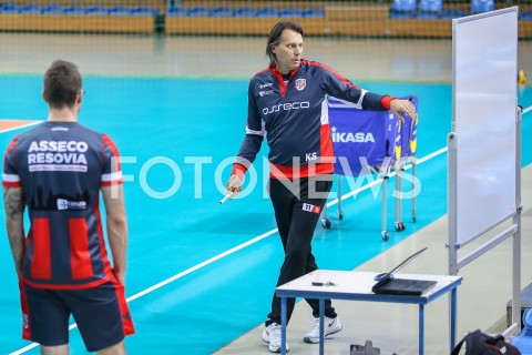  30.10.2018 RZESZOW <br />
SIATKOWKA <br />
PIERWSZY TRENING NOWEGO TRENERA ASSECO RESOVII RZESZOW GHEORGHE CRETU <br />
N/Z GHEORGHE CRETU - I TRENER ( HEAD COACH ) <br />
 