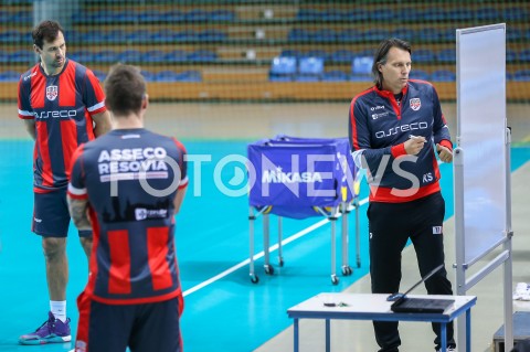  30.10.2018 RZESZOW <br />
SIATKOWKA <br />
PIERWSZY TRENING NOWEGO TRENERA ASSECO RESOVII RZESZOW GHEORGHE CRETU <br />
N/Z GHEORGHE CRETU - I TRENER ( HEAD COACH ) <br />
 