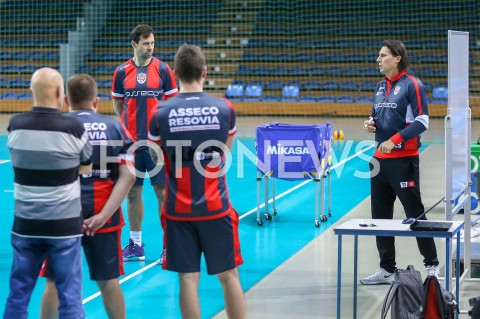  30.10.2018 RZESZOW <br />
SIATKOWKA <br />
PIERWSZY TRENING NOWEGO TRENERA ASSECO RESOVII RZESZOW GHEORGHE CRETU <br />
N/Z GHEORGHE CRETU - I TRENER ( HEAD COACH ) <br />
 