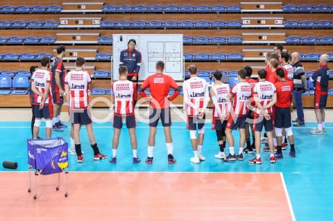  30.10.2018 RZESZOW <br />
SIATKOWKA <br />
PIERWSZY TRENING NOWEGO TRENERA ASSECO RESOVII RZESZOW GHEORGHE CRETU <br />
N/Z GHEORGHE CRETU - I TRENER ( HEAD COACH ) <br />
 