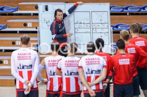  30.10.2018 RZESZOW <br />
SIATKOWKA <br />
PIERWSZY TRENING NOWEGO TRENERA ASSECO RESOVII RZESZOW GHEORGHE CRETU <br />
N/Z GHEORGHE CRETU - I TRENER ( HEAD COACH ) <br />
 