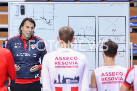  30.10.2018 RZESZOW <br />
SIATKOWKA <br />
PIERWSZY TRENING NOWEGO TRENERA ASSECO RESOVII RZESZOW GHEORGHE CRETU <br />
N/Z GHEORGHE CRETU - I TRENER ( HEAD COACH ) <br />
 