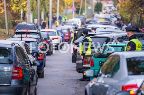  01.11.2018 GDANSK<br />DZIEN WSZYSTKICH SWIETYCH W GDANSKU<br />N/Z KORKI W POBLIZU CMENTARZA W GDANSKU OLIWIE<br /> 