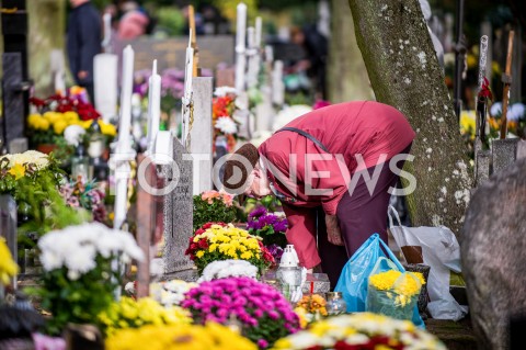  01.11.2018 GDANSK<br />DZIEN WSZYSTKICH SWIETYCH W GDANSKU<br />N/Z KOBIETA CZYSZCZACA POMNIK NA CEMENTARZU W GDANSKU OLIWIE<br /> 