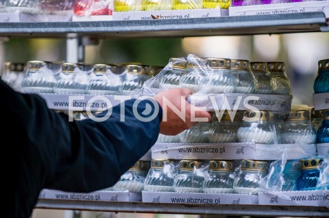  01.11.2018 GDANSK<br />DZIEN WSZYSTKICH SWIETYCH W GDANSKU<br />N/Z MEZCZYZNA KUPUJE ZNICZ ZNICZE ILUSTRACJA<br /> 