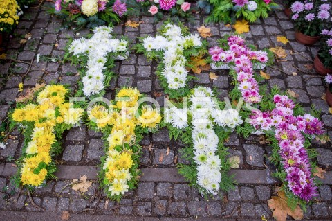  01.11.2018 GDANSK<br />DZIEN WSZYSTKICH SWIETYCH W GDANSKU<br />N/Z OZDOBNE KRZYZE WYKONANE Z ZYWYCH KWIATOW<br /> 