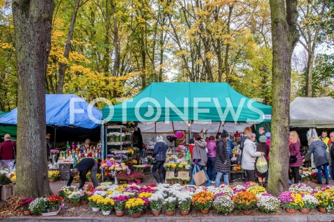  01.11.2018 GDANSK<br />DZIEN WSZYSTKICH SWIETYCH W GDANSKU<br />N/Z STOISKA Z KWIATAMI I ZNICZAMI W GDANSKU OLIWIE<br /> 