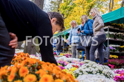  01.11.2018 GDANSK<br />DZIEN WSZYSTKICH SWIETYCH W GDANSKU<br />N/Z KOBIETY KUPUJA KWIATY NA STOISKU PRZED CMENTARZEM W GDANSKU OLIWIE<br /> 