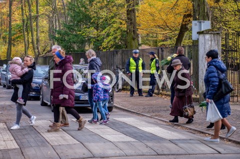  01.11.2018 GDANSK<br />DZIEN WSZYSTKICH SWIETYCH W GDANSKU<br />N/Z POLICJANCI PILNUJACY RUCHU I PORZADKU PRZED CMENTARZEM W GDANSKU OLIWIE<br /> 