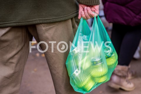  01.11.2018 GDANSK<br />DZIEN WSZYSTKICH SWIETYCH W GDANSKU<br />N/Z MEZCZYZNA NIOSACY W REKLAMOWCE ZNICZE ZNICZ ILUSTRACJA<br /> 