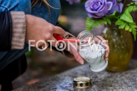  01.11.2018 GDANSK<br />DZIEN WSZYSTKICH SWIETYCH W GDANSKU<br />N/Z KOBIETA ZAPALA ZNICZ ILUSTRACJA<br /> 