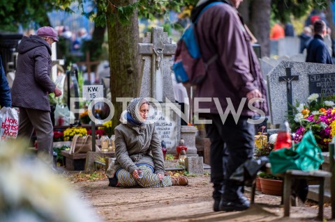  01.11.2018 GDANSK<br />DZIEN WSZYSTKICH SWIETYCH W GDANSKU<br />N/Z KOBIETA PROSZACA O POMOC NA CMENTARZU W GDANSKU OLIWIE<br /> 