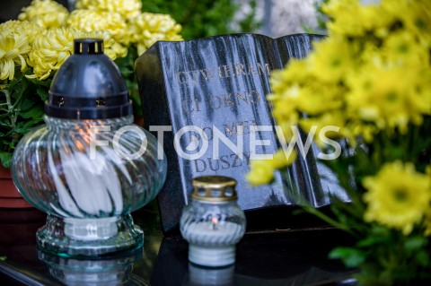  01.11.2018 GDANSK<br />DZIEN WSZYSTKICH SWIETYCH W GDANSKU<br />N/Z NAGROBEK Z WYGRAWEROWANYM NAPISEM OTWIERAM CI OKNO DO MEJ DUSZY<br /> 