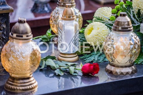  01.11.2018 GDANSK<br />DZIEN WSZYSTKICH SWIETYCH W GDANSKU<br />N/Z ZNICZ ZNICZE KWIATY ROZA ZLOZONE NA POMNIKU<br /> 