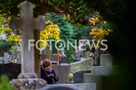  01.11.2018 GDANSK<br />DZIEN WSZYSTKICH SWIETYCH W GDANSKU<br />N/Z KOBIETA MODLI SIE PRZED POMNIKIEM BLISKICH NA CMENTARZU W GDANSKU OLIWIE<br /> 