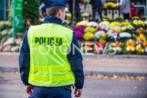  01.11.2018 GDANSK<br />DZIEN WSZYSTKICH SWIETYCH W GDANSKU<br />N/Z POLICJANT KIERUJACY RUCHEM NA ULICY PODCZAS DNIA WSZYSTKICH SWIETYCH W OKOLICACH CMENTARZA OLIWSKIEGO W GDANSKU<br /> 