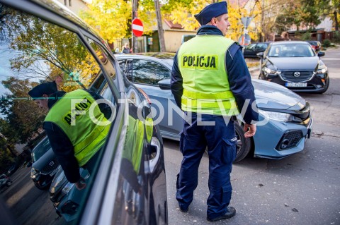  01.11.2018 GDANSK<br />DZIEN WSZYSTKICH SWIETYCH W GDANSKU<br />N/Z POLICJANT KIERUJACY RUCHEM NA ULICY PODCZAS DNIA WSZYSTKICH SWIETYCH W OKOLICACH CMENTARZA OLIWSKIEGO W GDANSKU<br /> 