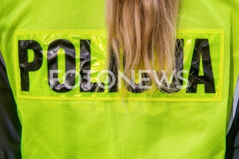  01.11.2018 GDANSK<br />DZIEN WSZYSTKICH SWIETYCH W GDANSKU<br />N/Z KOBIETA POLICJANTKA PILNUJACA PORZADKU PRZED CMENTARZEM W GDANSKU OLIWIE ILUSTRACJA POLICJANT<br /> 