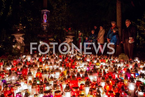  01.11.2018 GDANSK<br />DZIEN WSZYSTKICH SWIETYCH W GDANSKU<br />N/Z LUDZIE MODLACY SIE PRZED KAPLICZKA NA CMENTARZU OLIWSKIM W GDANSKU<br /> 