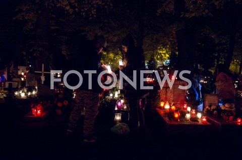  01.11.2018 GDANSK<br />DZIEN WSZYSTKICH SWIETYCH W GDANSKU<br />N/Z PARA ZAPALA ZNICZE PRZED GROBEM BLISKICH NA CMENTARZU OLIWSKIM W GDANSKU<br /> 