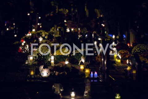  01.11.2018 GDANSK<br />DZIEN WSZYSTKICH SWIETYCH W GDANSKU<br />N/Z ZNICZE I KWIATY POZOSTAWIONE NA GROBACH<br /> 