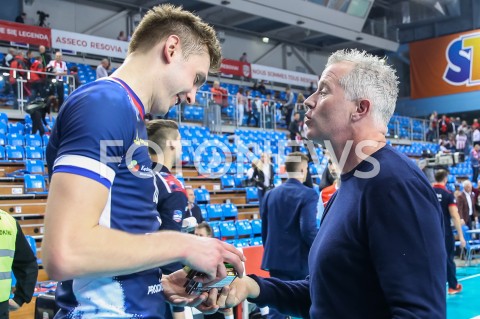  11.11.2018 RZESZOW <br />SIATKOWKA PLUS LIGA 2018/2019 MEN VOLLEYBALL POLAND POLISH PLUSLIGA LEAGUE SEASON 2018/2019 <br />MECZ ASSECO RESOVIA RZESZOW - ZAKSA KEDZIERZYN KOZLE<br />N/Z VITAL HEYNEN ( TRENER REPREZENTACJI POLSKI SIATKARZY ) WRECZA CZEKOLADKI MATEUSZ BIENIEK ZA UDANE BLOKI W MECZU<br /> 