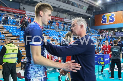  11.11.2018 RZESZOW <br />SIATKOWKA PLUS LIGA 2018/2019 MEN VOLLEYBALL POLAND POLISH PLUSLIGA LEAGUE SEASON 2018/2019 <br />MECZ ASSECO RESOVIA RZESZOW - ZAKSA KEDZIERZYN KOZLE<br />N/Z VITAL HEYNEN ( TRENER REPREZENTACJI POLSKI SIATKARZY ) WRECZA CZEKOLADKI MATEUSZ BIENIEK ZA UDANE BLOKI W MECZU<br /> 