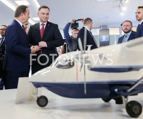  15.11.2018 JASIONKA G2A ARENA<br />KONGRES 590 <br />N/Z PREZYDENT RP ANDRZEJ DUDA WLADYSLAW ORTYL STOISKO PZL MIELEC MODEL SAMOLOT PZL M-28 BRYZA SKYTRUCK<br /> 
