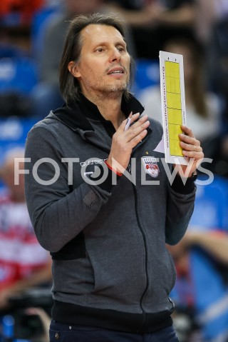  26.11.2018 RZESZOW<br />
SIATKOWKA MEZCZYZN<br />
KLUBOWE MISTRZOSTWA SWIATA 2018<br />
MENS CLUB VOLLEYBALL CHAMPIONSHIP POLAND 2018 <br />
MECZ ASSECO RESOVIA - SADA CRUZEIRO<br />
N/Z GHEORGHE GHEORGE CRETU - I TRENER ( HEAD COACH ) SYLWETKA <br />
 