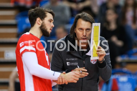  26.11.2018 RZESZOW<br />
SIATKOWKA MEZCZYZN<br />
KLUBOWE MISTRZOSTWA SWIATA 2018<br />
MENS CLUB VOLLEYBALL CHAMPIONSHIP POLAND 2018 <br />
MECZ ASSECO RESOVIA - SADA CRUZEIRO<br />
N/Z GHEORGHE GHEORGE CRETU - I TRENER ( HEAD COACH ) SYLWETKA LUKE PERRY <br />
 