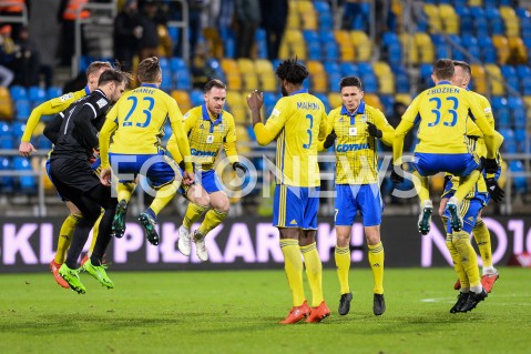  10.12.2018 GDYNIA<br />
PILKA NOZNA - EKSTRAKLASA SEZON 2018/2019<br />
MECZ ARKA GDYNIA - CRACOVIA<br />
N/Z ARKA GDYNIA ROZGRZEWKA PAVELS STEINBORS LUKA MARIC MICHAL JANOTA CHRISTIAN MAGHOMA MACIEJ JANKOWSKI DAMIAN ZBOZIEN<br />
 