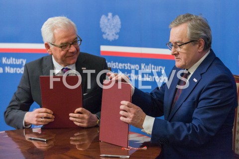  11.12.2018 WARSZAWA<br />PODPISANIE POROZUMIENIA O WSPOLPRACY W ZAKRESIE KULTURY POLSKIEJ ZA GRANICA<br />N/Z JACEK CZAPUTOWICZ PIOTR GLINSKI<br /> 
