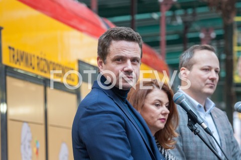  12.12.2018 WARSZAWA<br />INAUGURACJA AKCJI TRAMWAJ ROZNORODNOSCI<br />N/Z RAFAL TRZASKOWSKI WOJCIECH BARTELSKI<br /> 