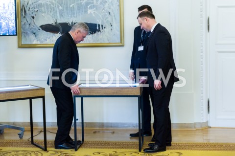  12.12.2018 WARSZAWA<br />WRECZENIE PRZEZ PREZYDENTA ZASLUZONYM DLA NIEPODLEGLEJ MEDALI STULECIA ODZYSKANEJ NIEPODLEGLOSCI<br />N/Z PREZYDENT RP ANDRZEJ DUDA STANISLAW KARCZEWSKI<br /> 