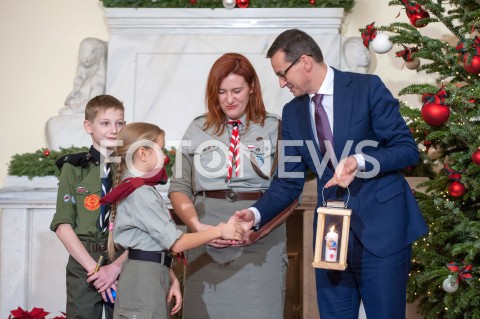  19.12.2018 WARSZAWA<br />BETLEJEMSKIE SWIATLO POKOJU W KANCELARII PREZESA RADY MINISTROW<br />N/Z PREMIER MATEUSZ MORAWIECKI HARCERZE<br /> 